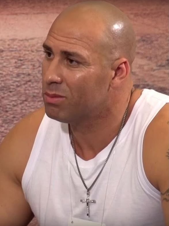 Retrato em close do Vin Diesel Brasileiro de regata branca