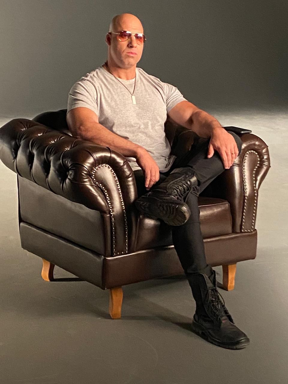 Vin Diesel Brasileiro de corpo inteiro em poltrona, ensaio de marca