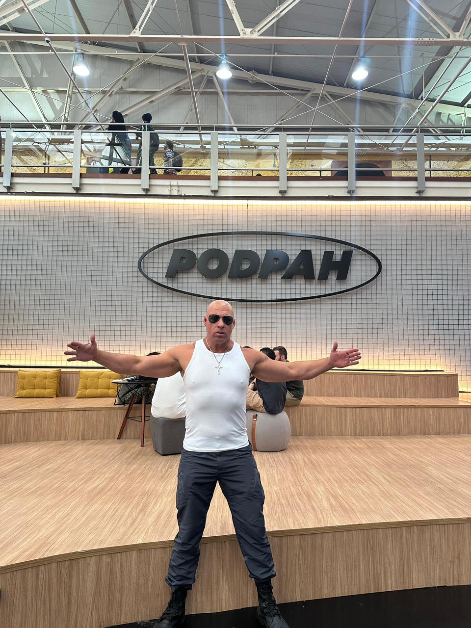 Vin Diesel Brasileiro de braços abertos no estúdio do PODPAH