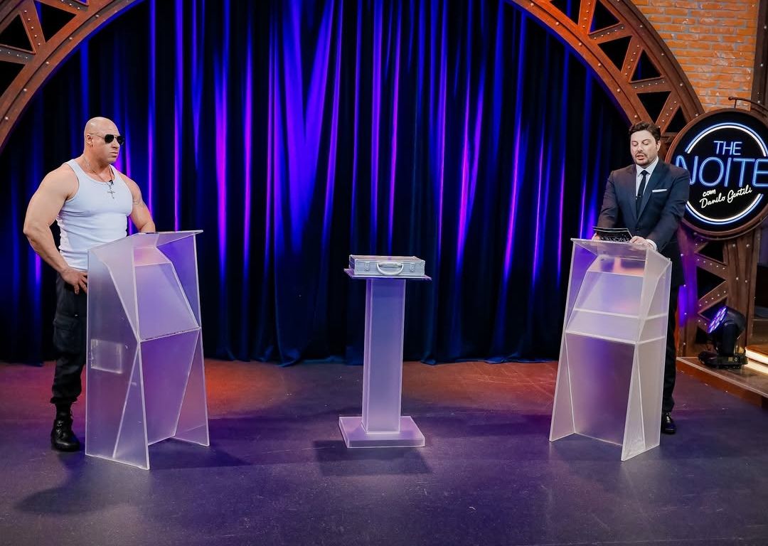 Vin Diesel Brasileiro no palco do The Noite com Danilo Gentili, no SBT