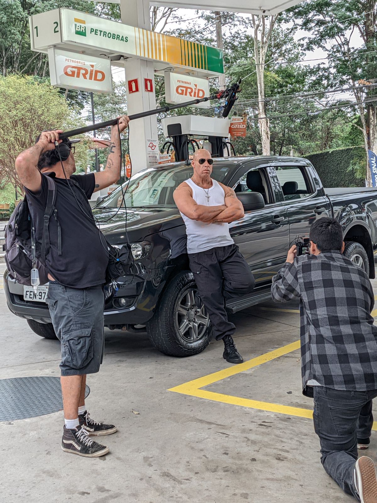 Vin Diesel Brasileiro de braços cruzados ao lado de picape em ensaio estilo Velozes e Furiosos
