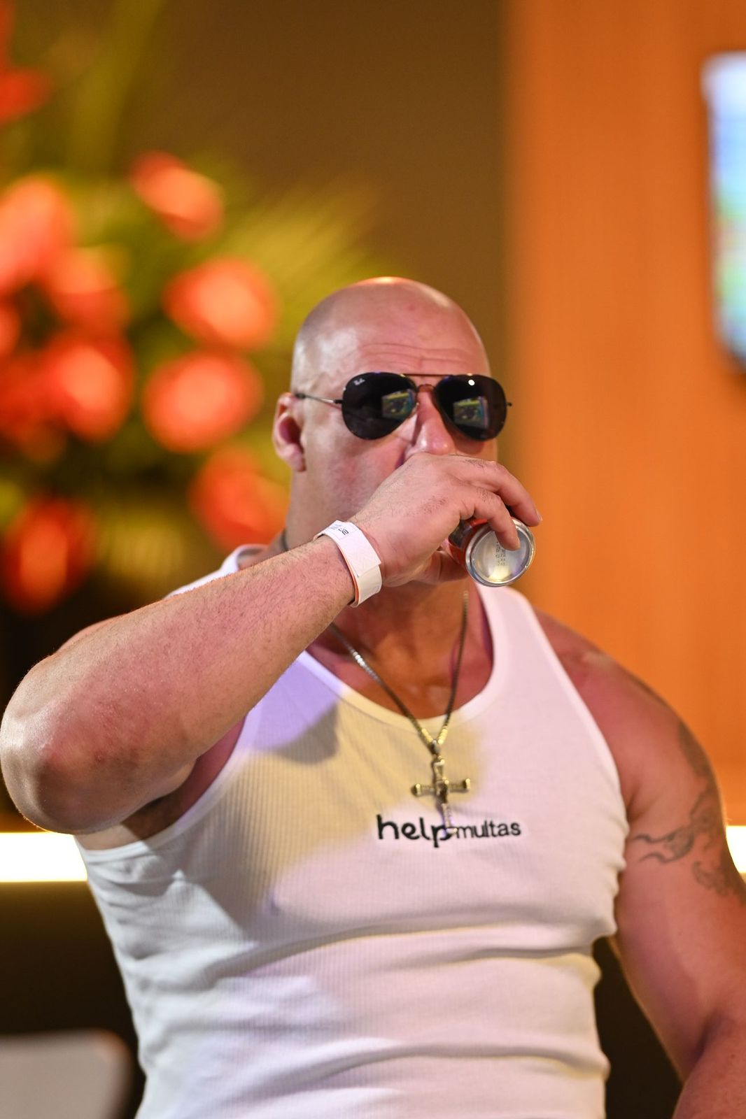Vin Diesel Brasileiro tirando foto com fã em evento