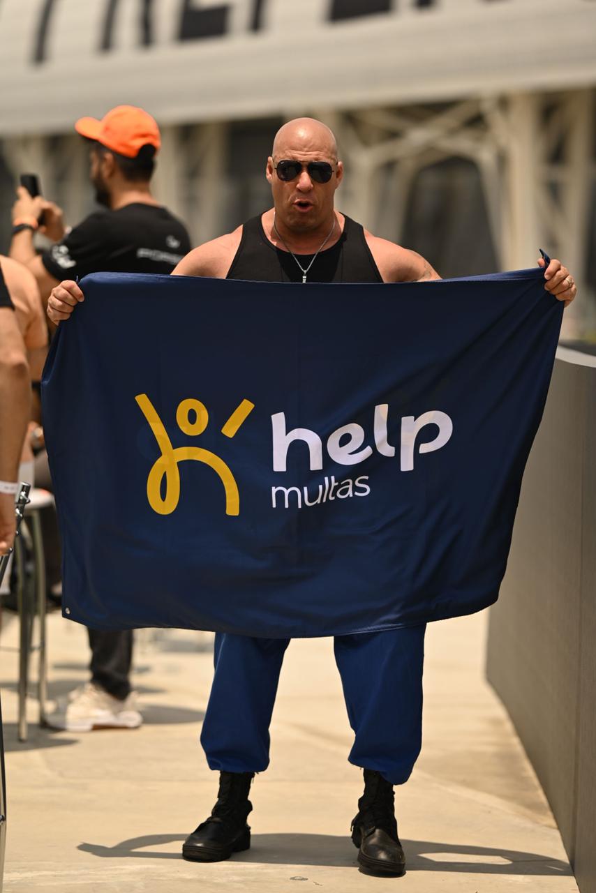 Vin Diesel Brasileiro segurando bandeira de patrocinador em ativação de marca