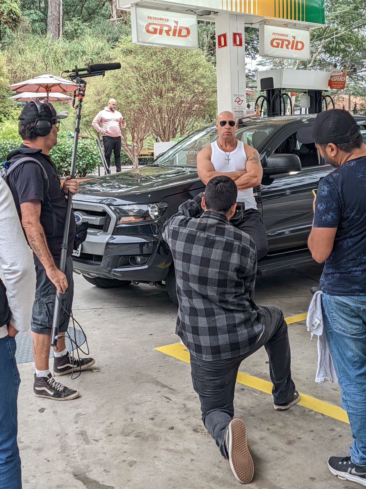Vin Diesel Brasileiro em ensaio com picape, clima de corrida