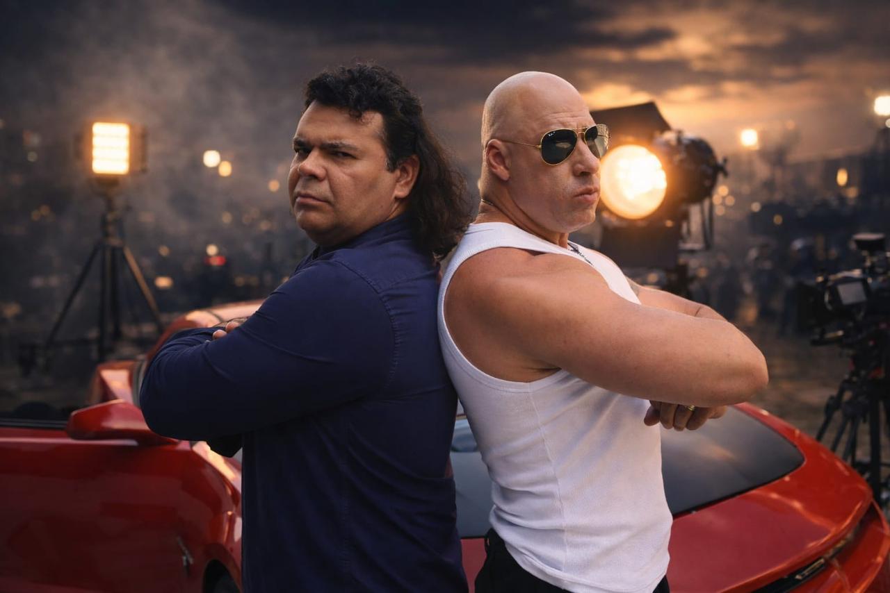 Vin Diesel Brasileiro em cena cinematográfica do filme Moleque Té Doido, no Prime Video
