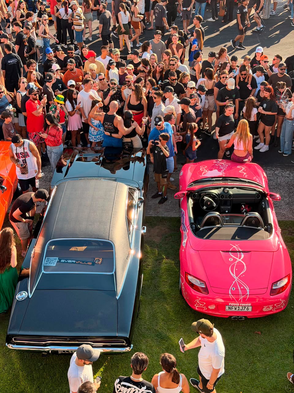 Vin Diesel Brasileiro cercado de fãs em evento